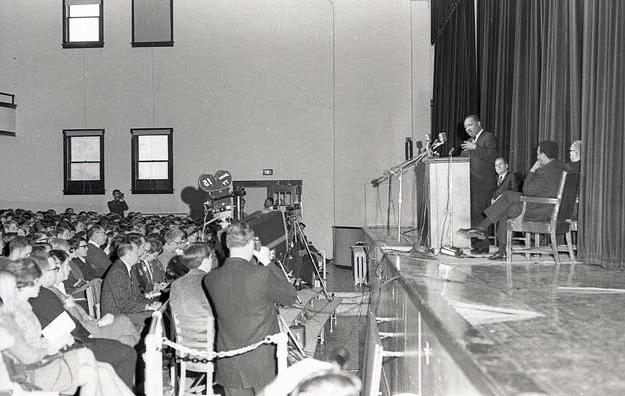 Martin Luther King Jr addresses an audience at the old Administration Building on 曼彻斯特 College Campus
